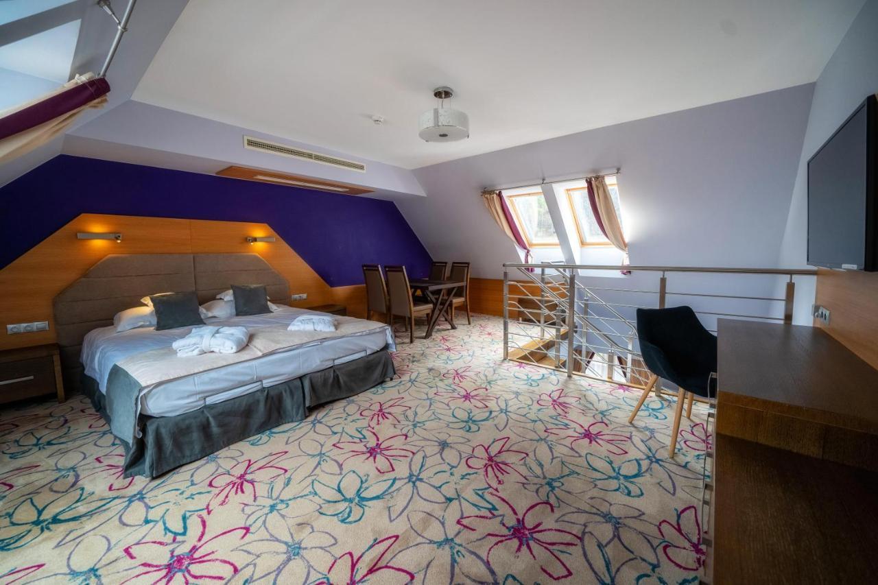 Hotel & Spa Czarny Gron Rzyki Bagian luar foto
