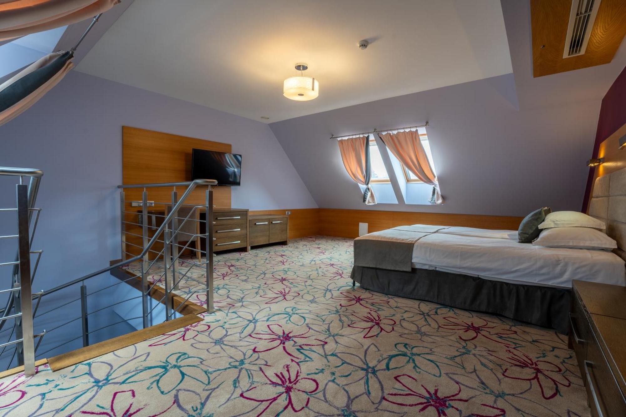 Hotel & Spa Czarny Gron Rzyki Bagian luar foto