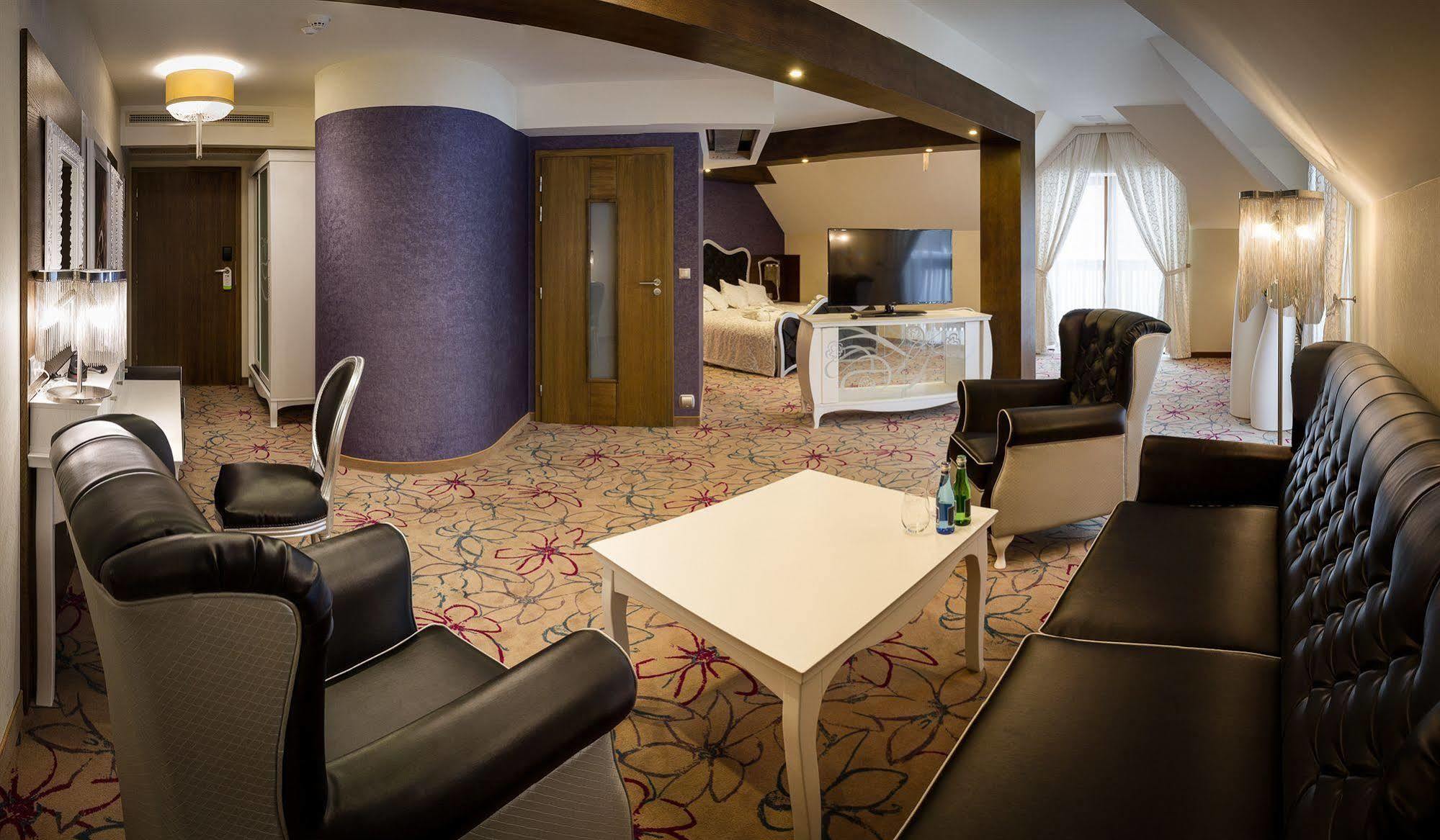 Hotel & Spa Czarny Gron Rzyki Bagian luar foto
