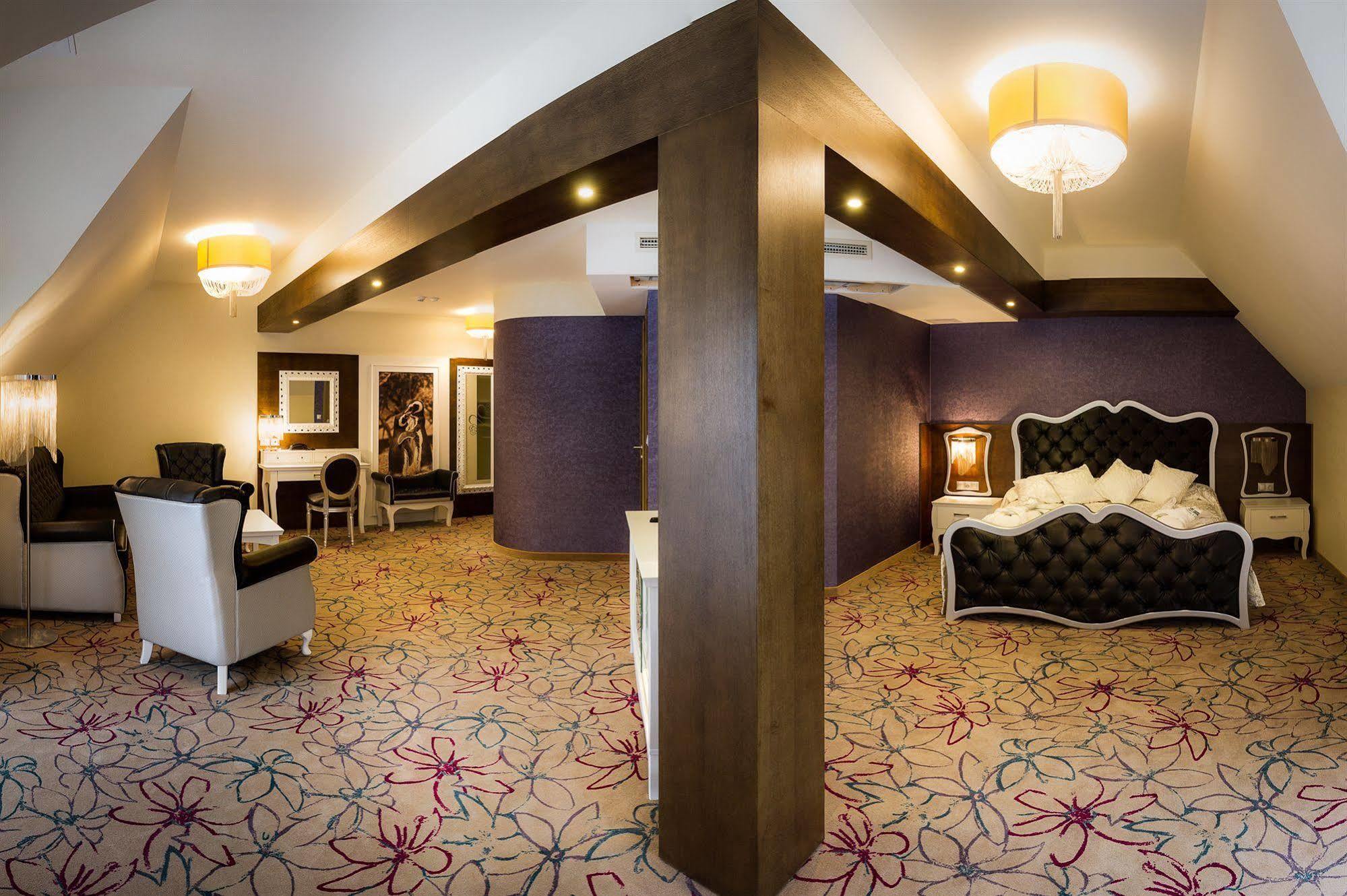 Hotel & Spa Czarny Gron Rzyki Bagian luar foto
