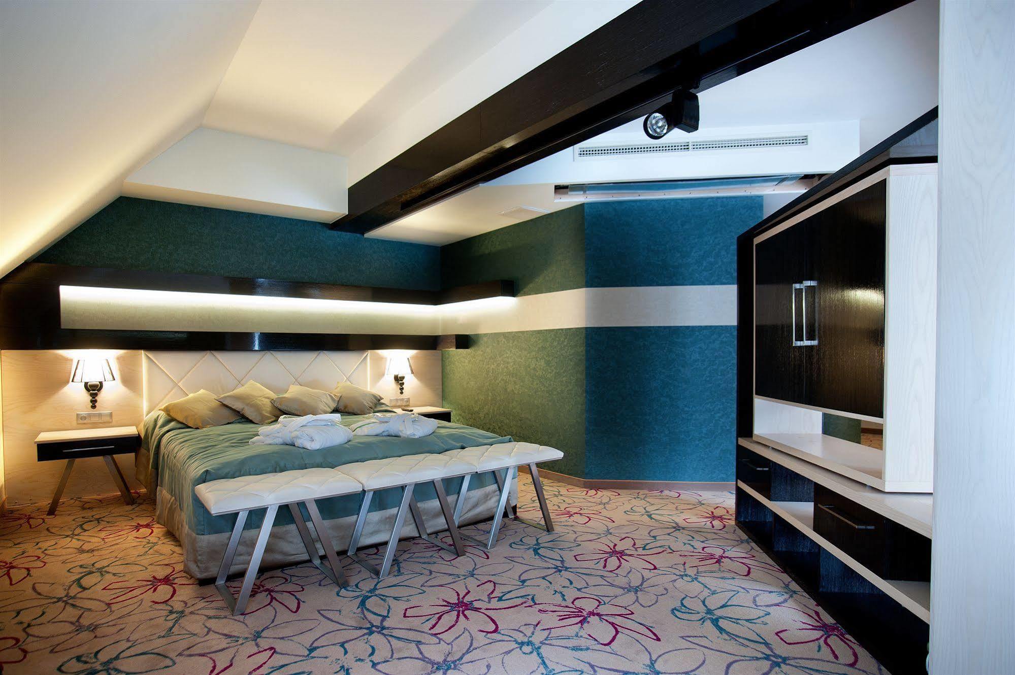 Hotel & Spa Czarny Gron Rzyki Bagian luar foto